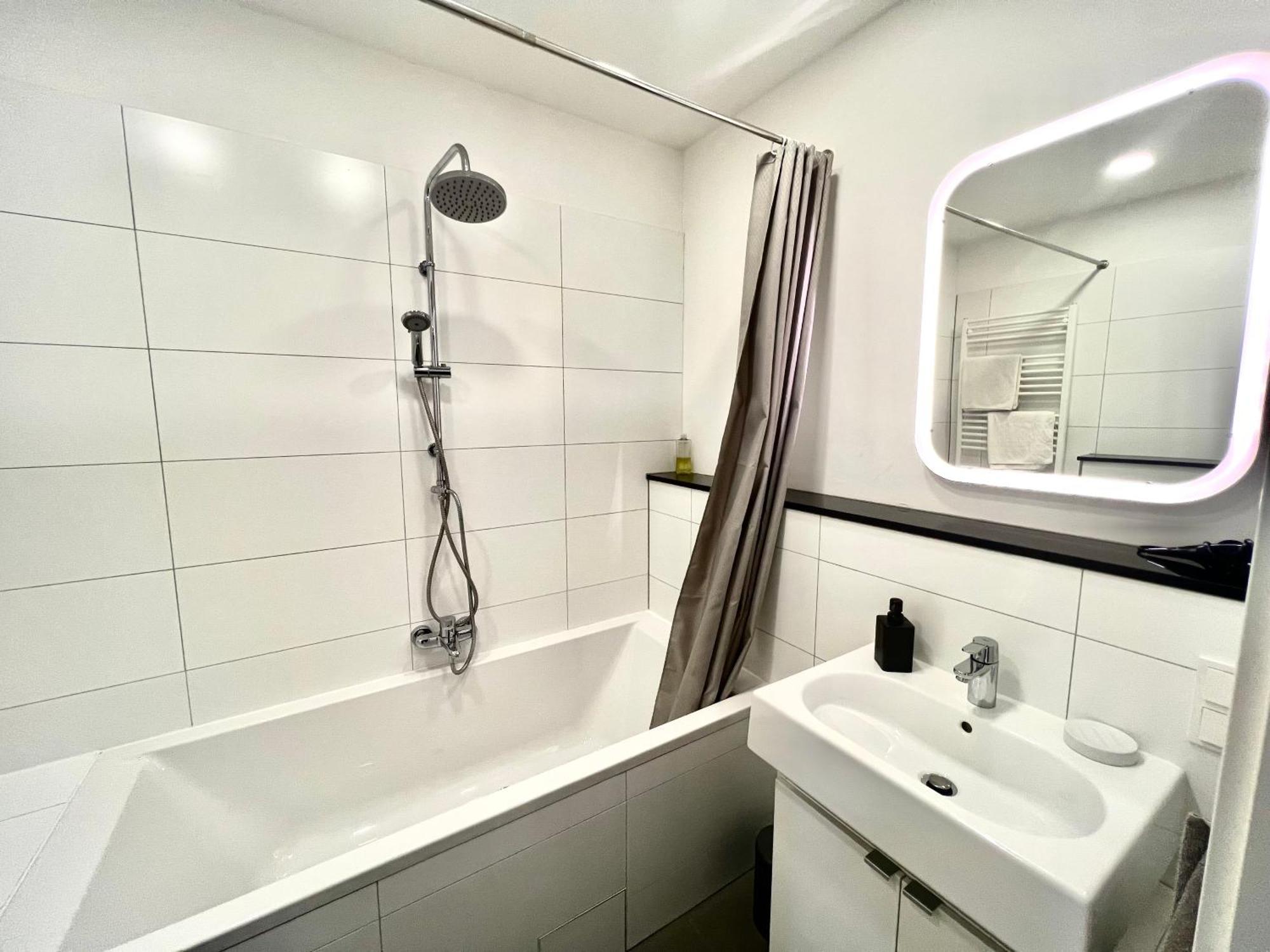 Vibehome Duesseldorf - Stresemannstrasse Luaran gambar